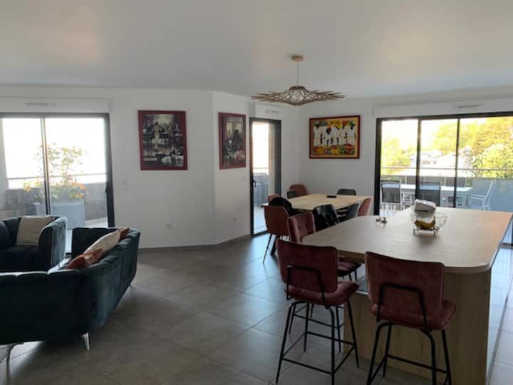 Grand F4 idéal en famille, entre ami(s) avec vue !