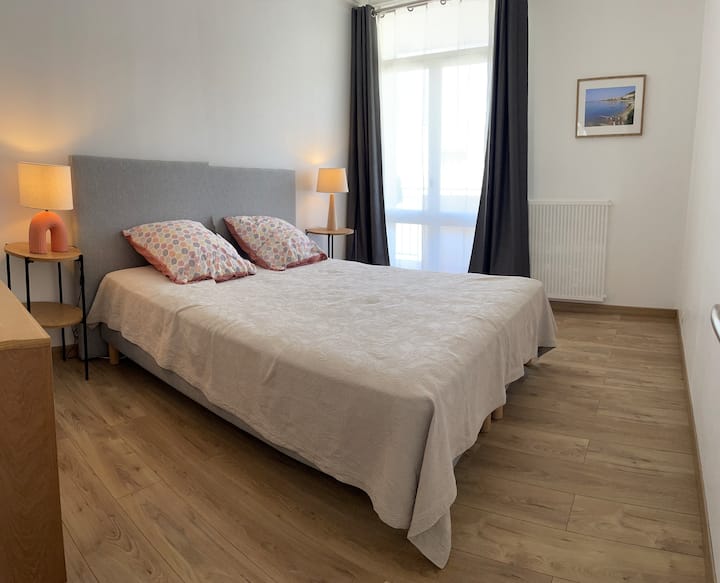 Grand P2 lumineux près du port et parking gratuit - 3